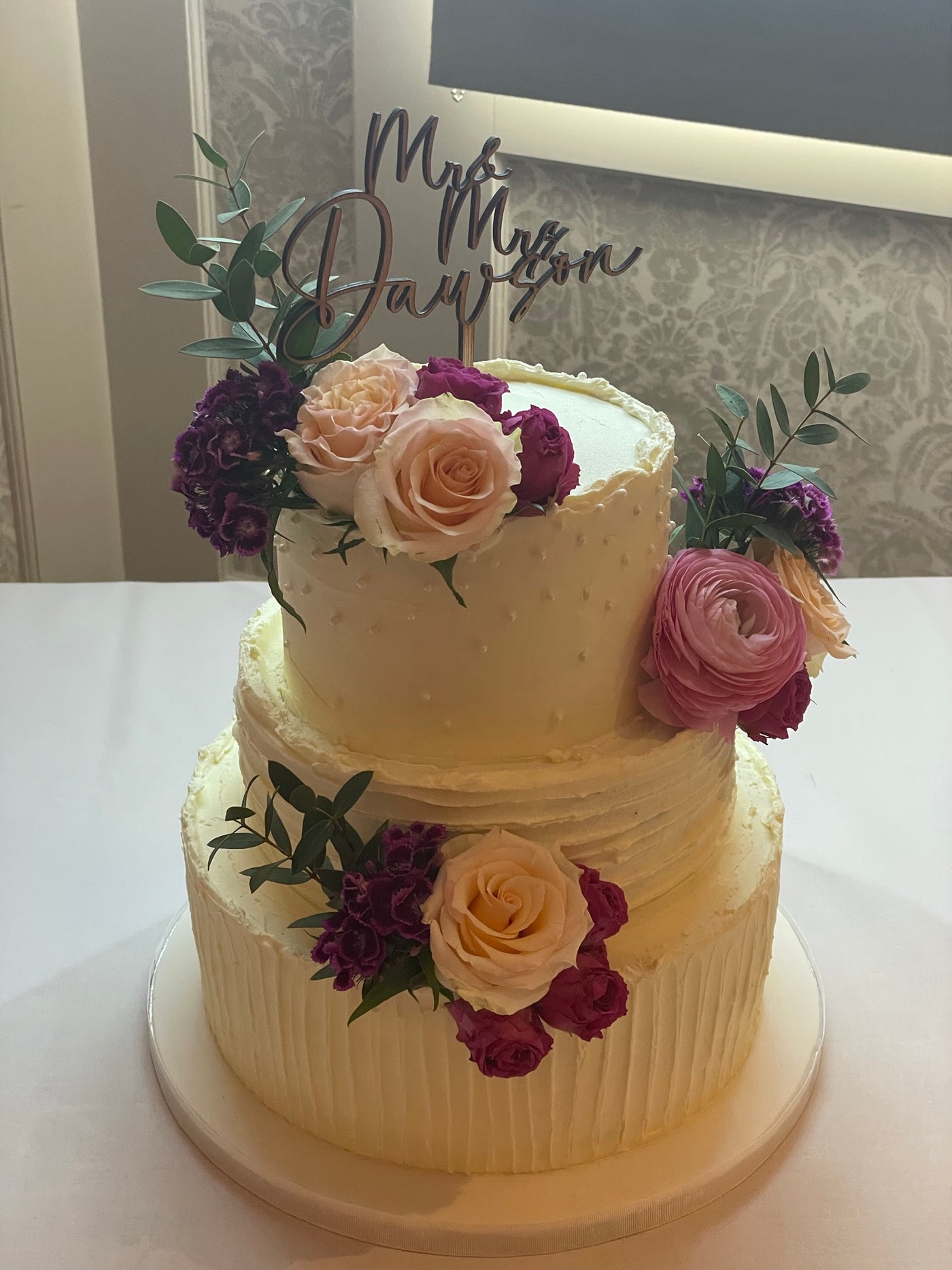 Rustic buttercream design with fresh flowers